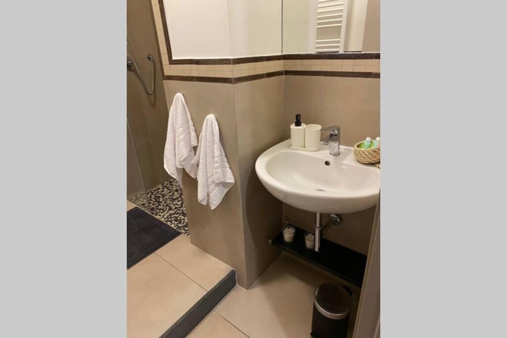B&B Piano1 Interno5 - Accogliente E Moderno Bilocale Vicino Al Centro Salerno Eksteriør bilde